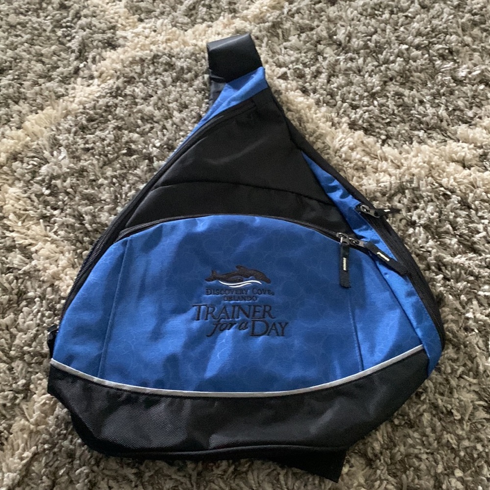 Seaworld Discovery Cove Crossbody Backpack Blue Black Adjustable Straps Unisex - Picture 10 of 11
